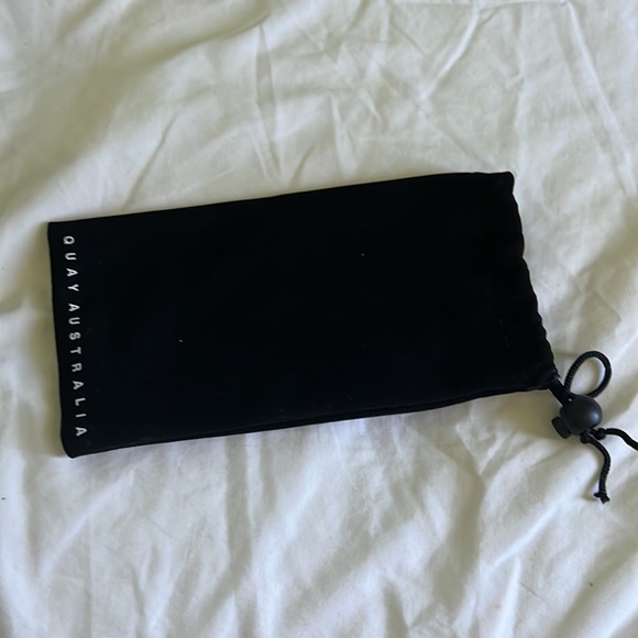 Quay sunglasses with case - Picture 3 of 3